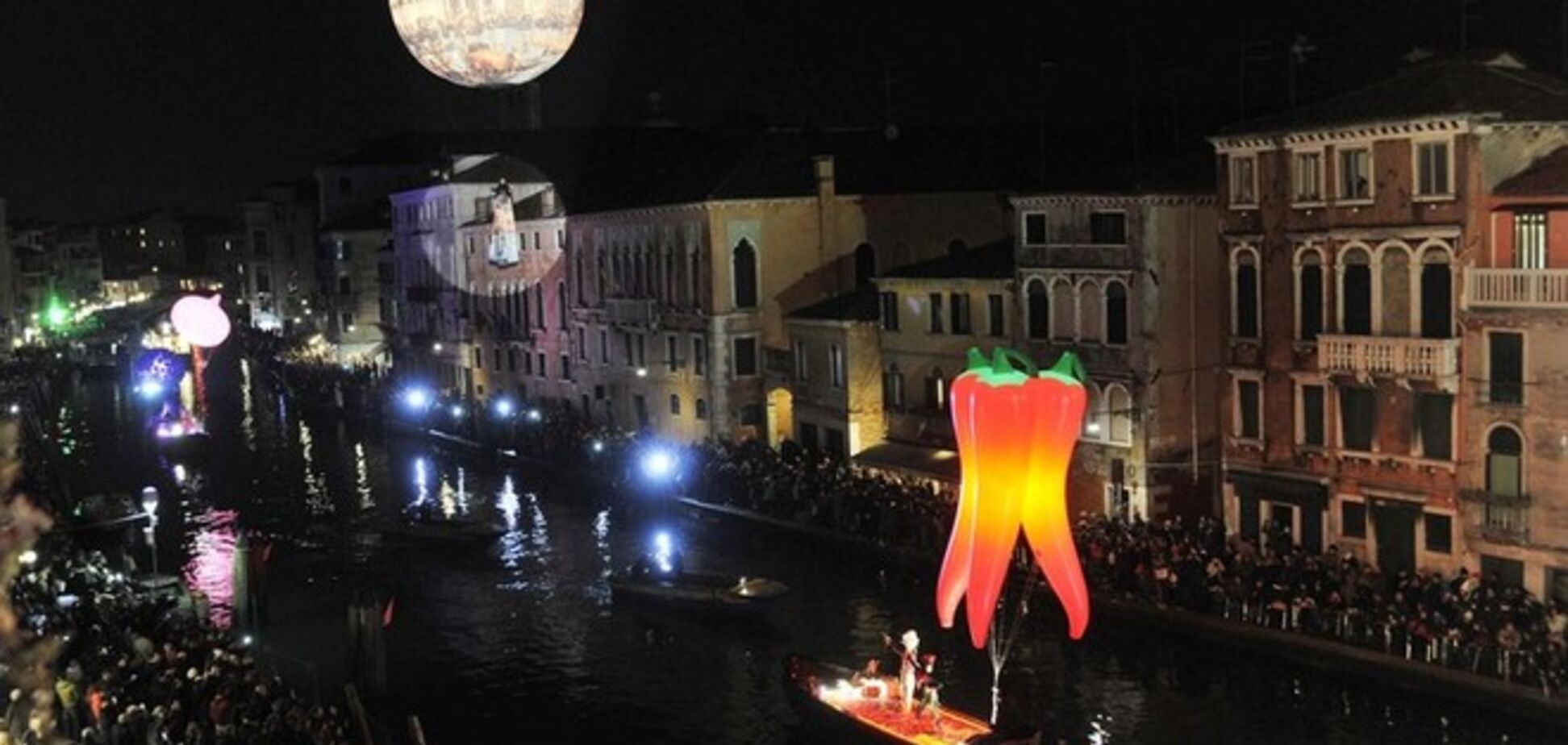 В Венеции начался ежегодный карнавал: невероятные фото яркого праздника