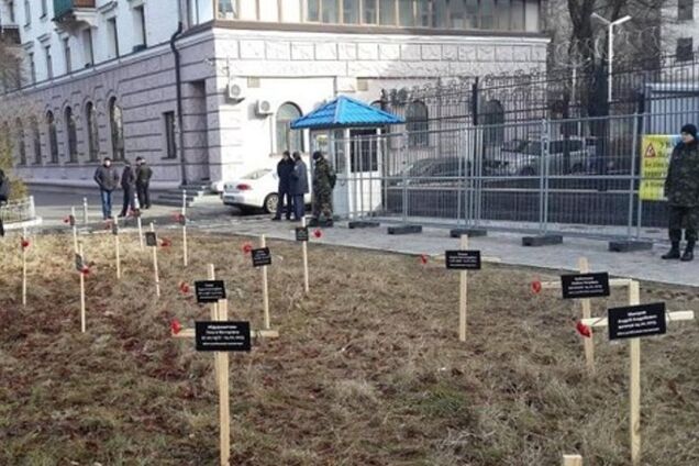 Перед посольством России в Киеве установили 'памятник дружбе': кресты с именами погибших в Мариуполе