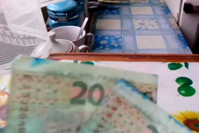 В Алчевске выдали зарплату мечеными деньгами: видео с испорченными купюрами