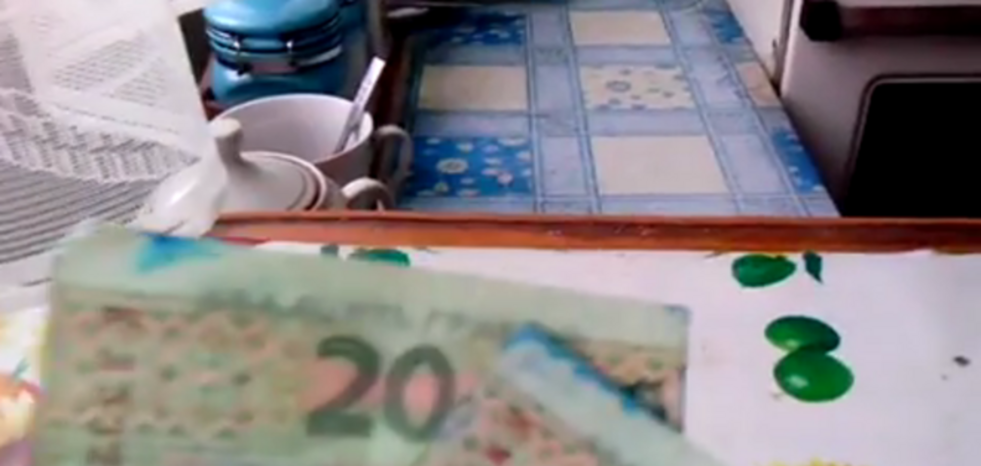В Алчевске выдали зарплату мечеными деньгами: видео с испорченными купюрами