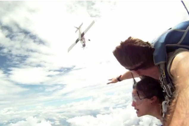 Двух отчаянных парашютистов едва не сбил самолет: опубликовано видео