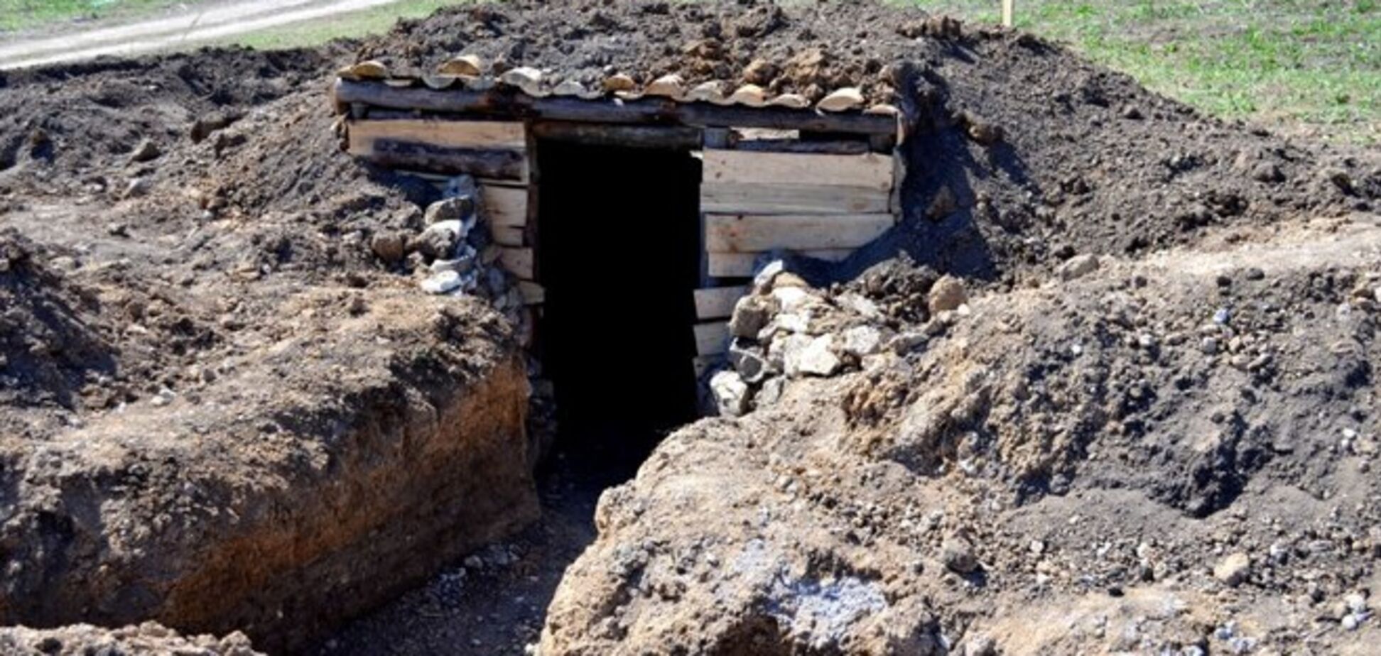 Это в Киеве проблемы. А здесь ты сидишь в теплом блиндаже и знаешь, что осколки тебе не страшны