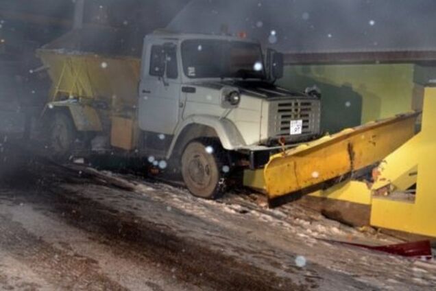 В Ужгороде произошло крупное ДТП с участием 'пожарки', 'скорой' и снегоуборочной машины