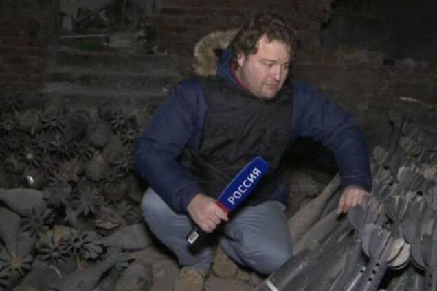 Эта ублюдочная свинья снимает то, как пытают наших бойцов