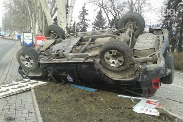 В Донецке на скорости перевернулся внедорожник с террористами