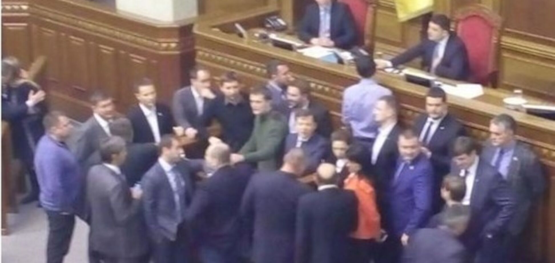 Гройсман досрочно закрыл заседание Рады в связи с блокированием трибуны: опубликовано фото