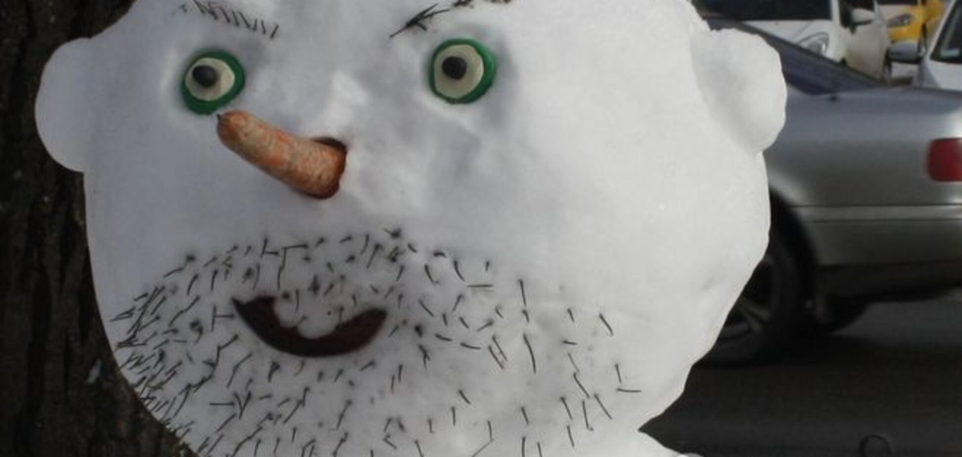 В Киеве появился ну очень суровый снеговик: фотофакт