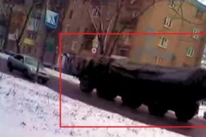 Макеевка. Колонна российских "Смерчей" движется по ул. Ленина