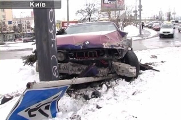 В Киеве 'БМВ' врезался в билборд