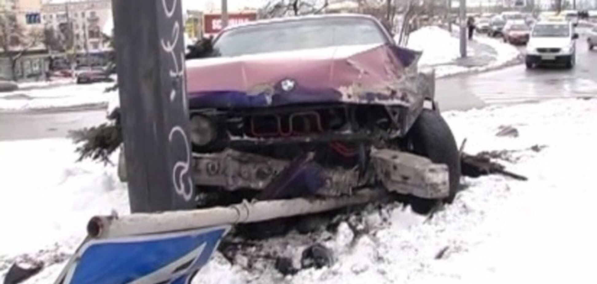 В Киеве 'БМВ' врезался в билборд