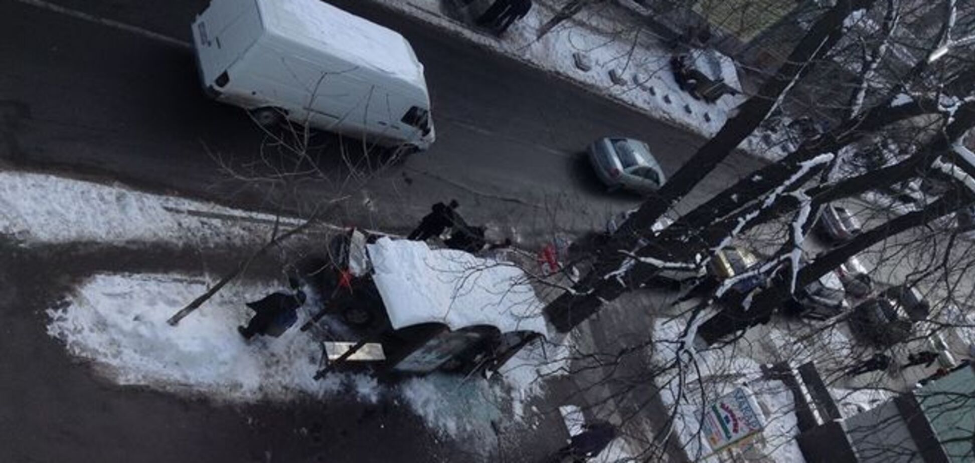 В центре Киева девушка-водитель протаранила остановку: фотофакт