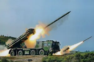 Установка РСЗВ «Смерч» во время стрельбы