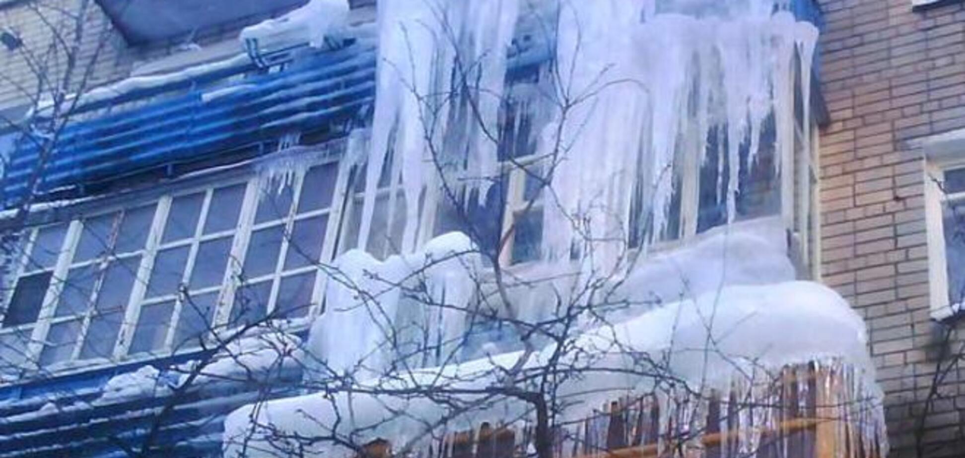 В Киеве с 18-этажного дома на ребенка упала глыба льда