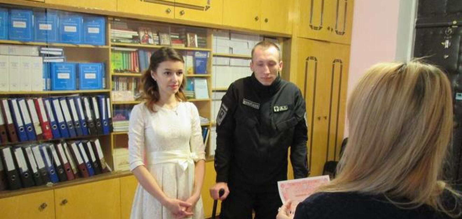 Боец 'Азова' потерял ногу, но нашел свою любовь: трогательные свадебные фото