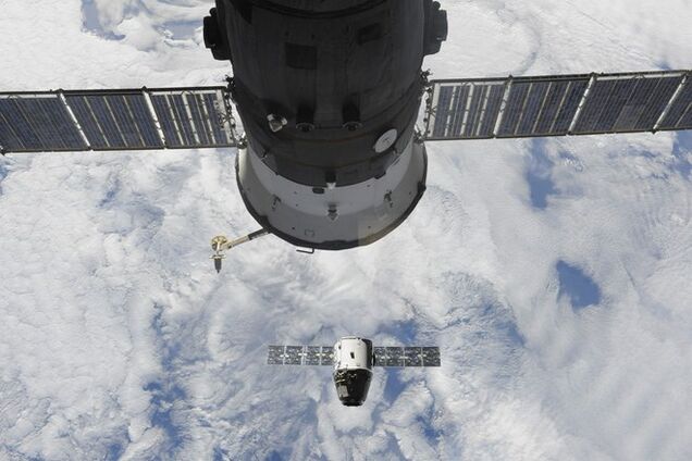 Космонавт с МКС заснял момент отлета космического грузовика Dragon