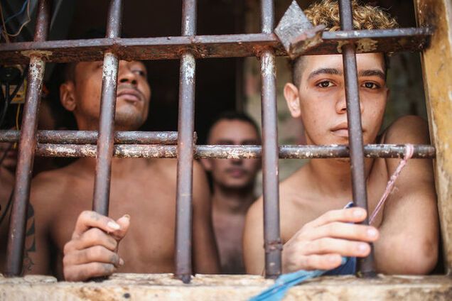 Жуткая прогулка по самой суровой тюрьме в Бразилии