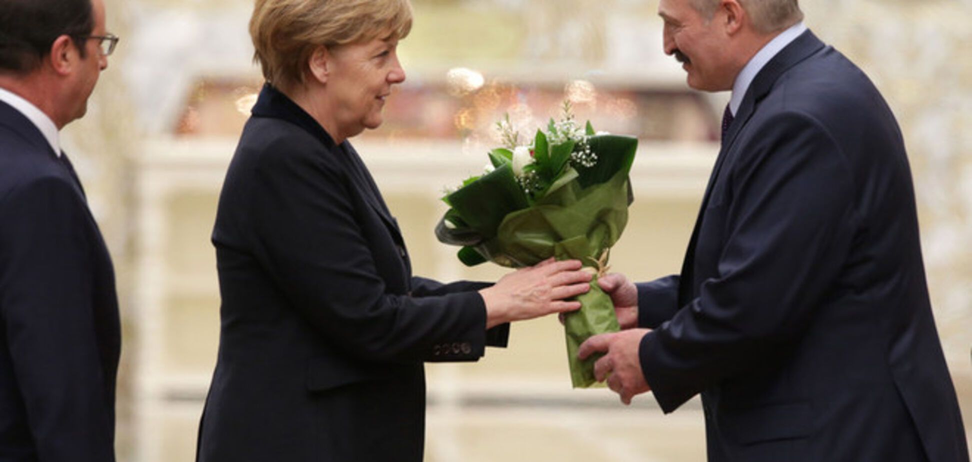 В Минске Меркель задарили цветами и накормили караваем: опубликованы фото