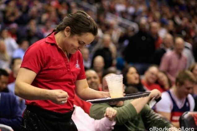 Матч НБА прервали из-за курьеза с пивом: видео инцидента