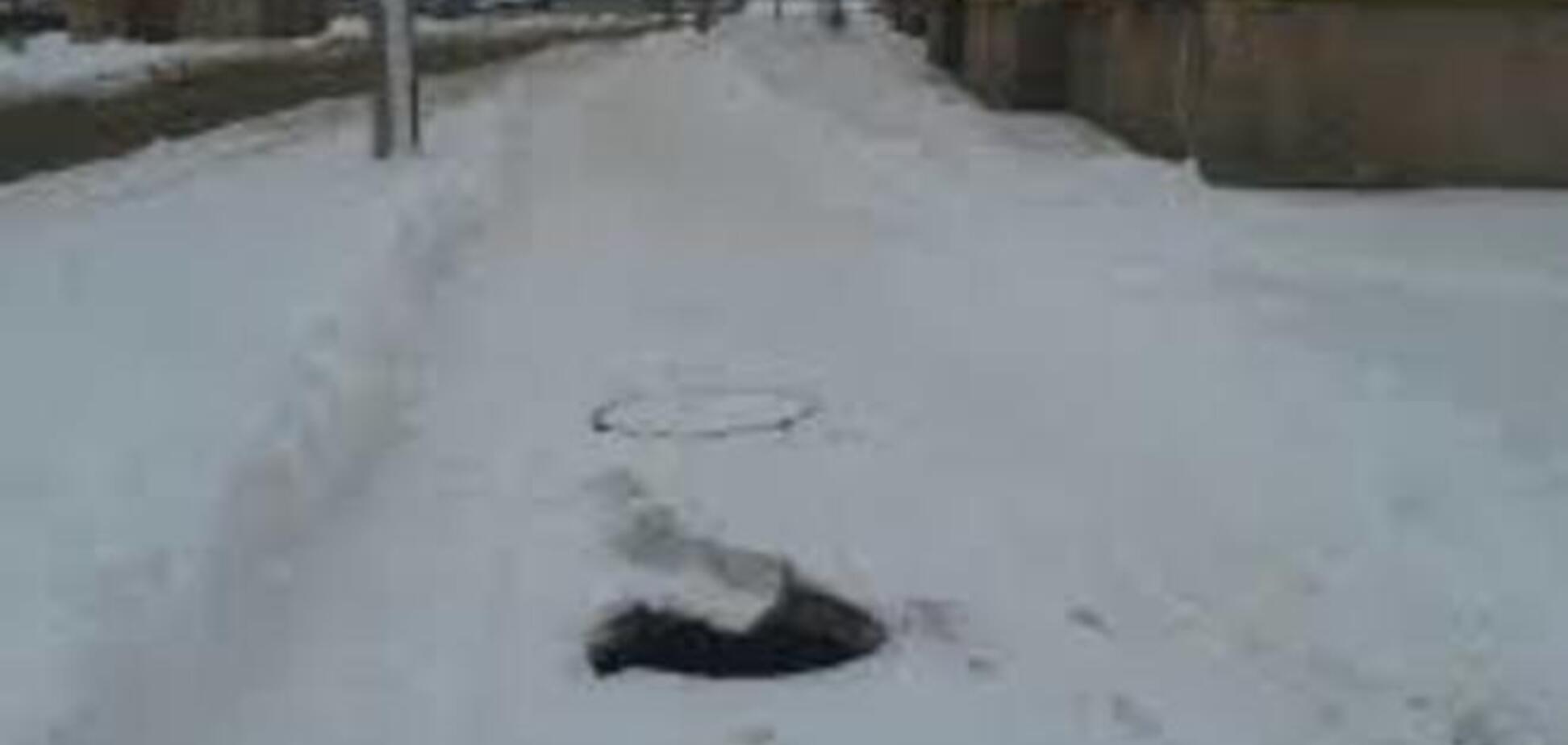 В Киеве прохожий провалился в открытый люк