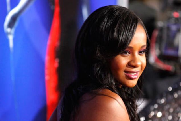 Дочь Уитни Хьюстон пошла на поправку в день годовщины смерти матери