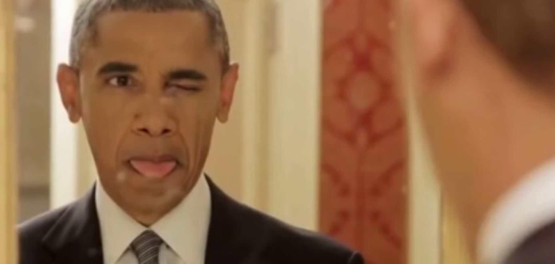 Обама покривлялся перед зеркалом, сделал селфи и нарисовал супругу. Видеофакт