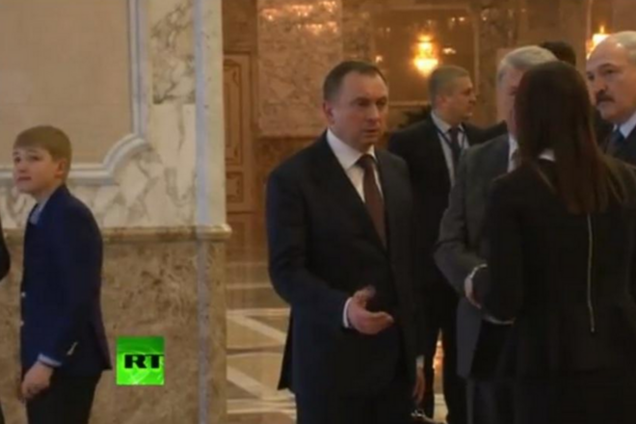 Сын Лукашенко прогулял школу из-за минских переговоров: фотофакт