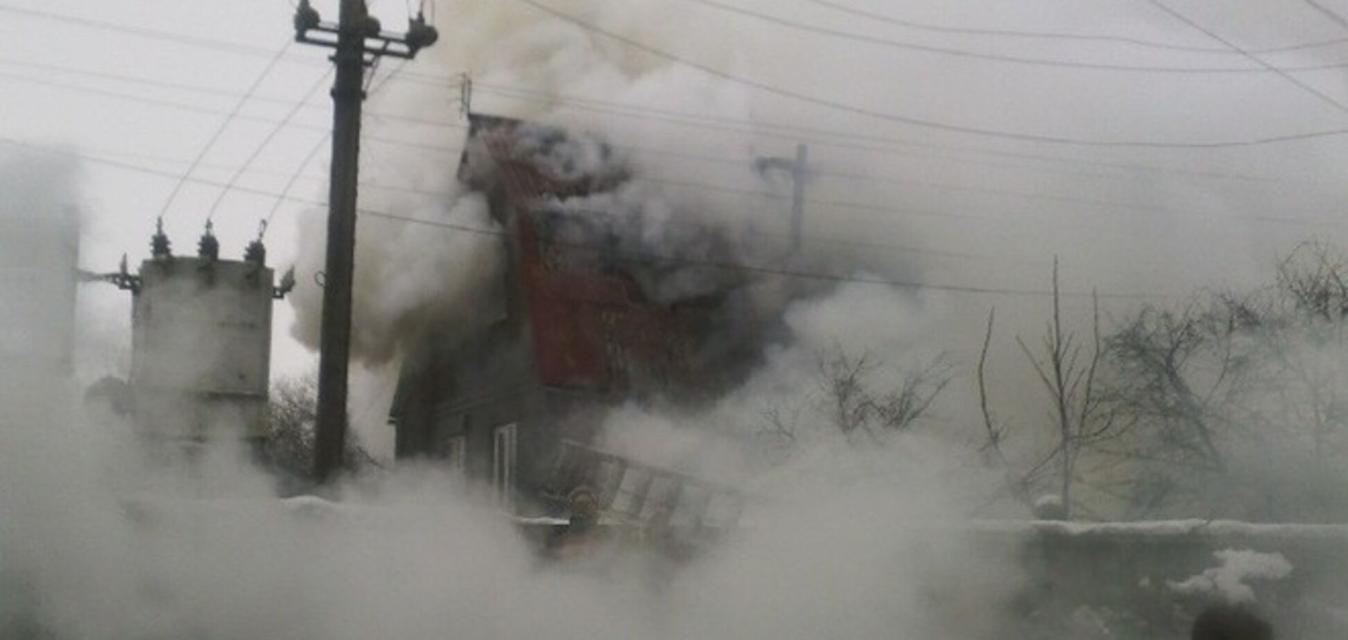 В Киеве загорелась двухэтажная дача: опубликованы фото с места ЧП