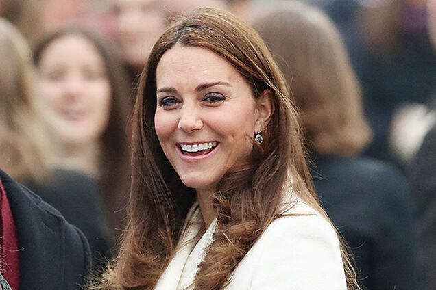 Беременная Кейт Мидлтон в приталенном пальто появилась на публике: опубликованы фото