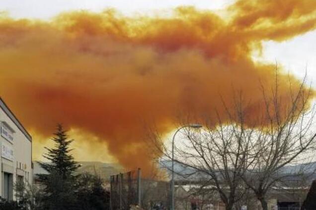 Пригород Барселоны накрыло оранжевое токсичное облако: фото- и видеофакт