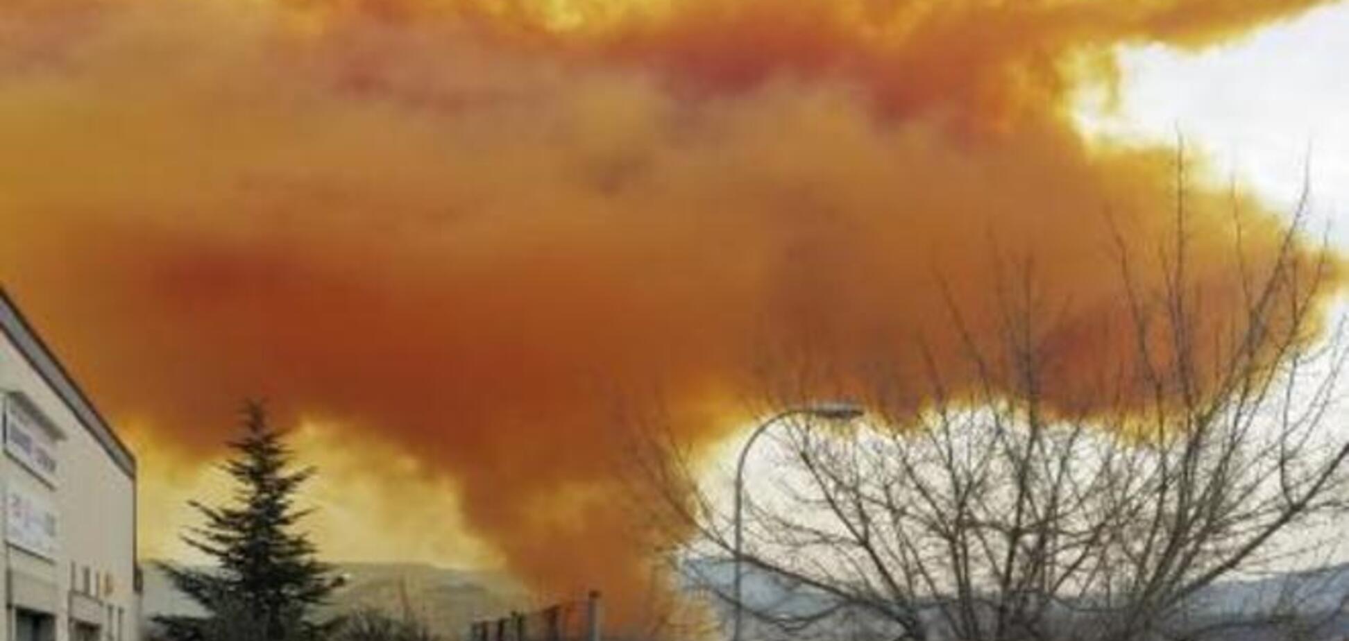 Пригород Барселоны накрыло оранжевое токсичное облако: фото- и видеофакт
