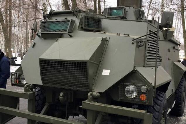 БТР Saxon для АТО выдержал тестовый обстрел с расстояния в 20 метров: фотофакт