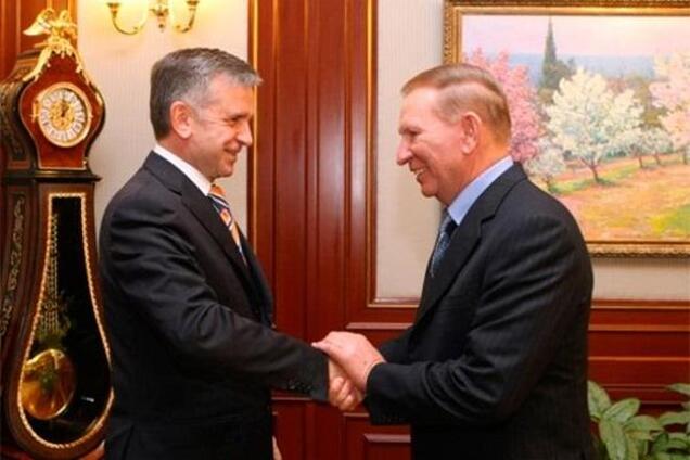 Кучма обнімає посла Путіна