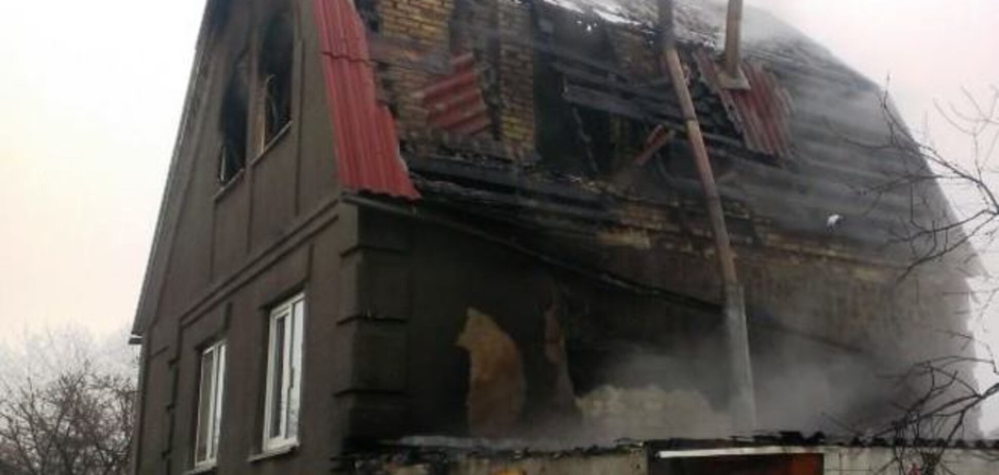 Масштабный пожар в Киеве на Осокорках: горели гараж и жилой дом 