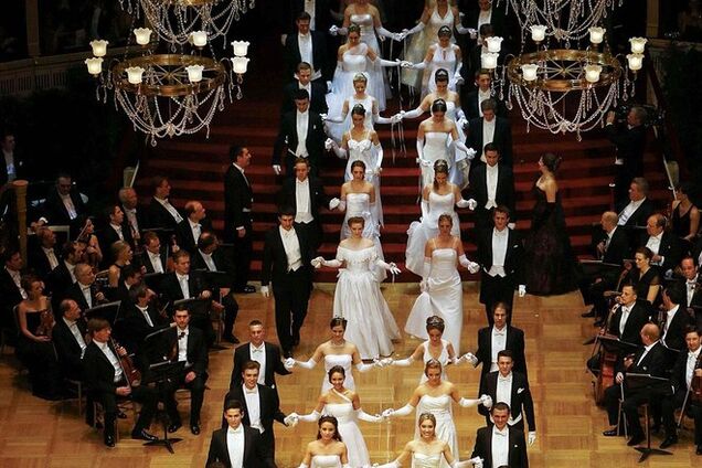 В Австрии открылся легендарный Венский бал: обворожительные дебютантки и танец Наоми Кэмпбелл