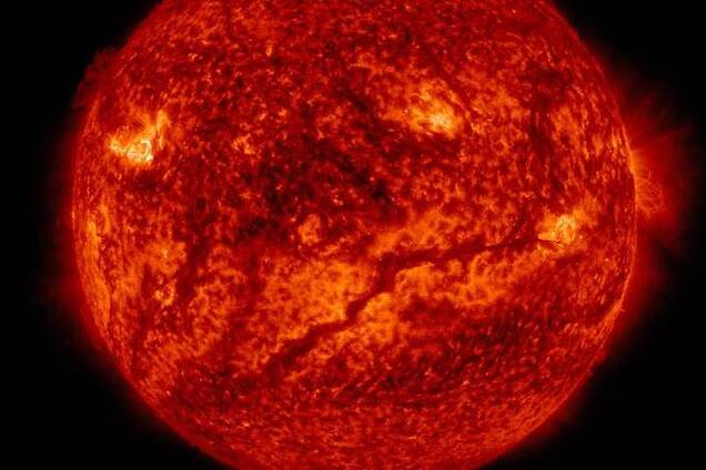 НАСА опубликовало фото Солнца с 'трещиной'