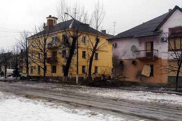 Украинская Луганщина подверглась массированному обстрелу ночью: в Счастье снаряд попал в многоэтажку