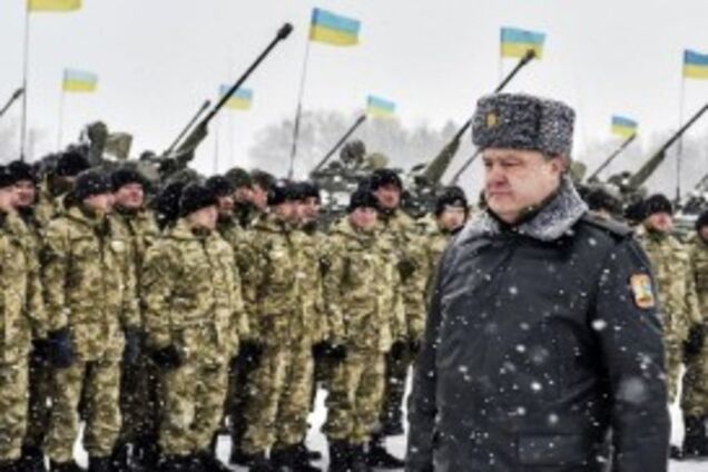 Порошенко заявил, что до мира еще далеко, и пообещал обеспечить воинов Украины всем необходимым