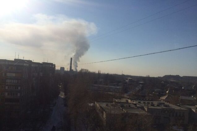 В Донецке снаряд попал в здание детсада, над городом поднялся столб дыма: опубликовано фото