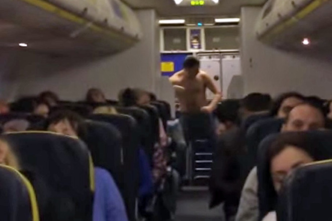 Літак вимушено приземлився в Данії через напівголого п'яного пасажира: Відеофакт