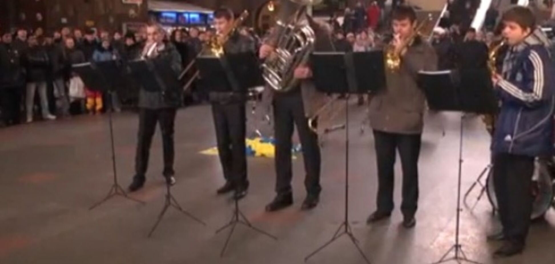 На киевском вокзале пассажирам устроили романтический концерт: опубликовано видео