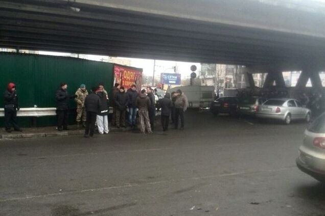 В Киеве полсотни молодчиков блокировали демонтаж одного МАФа: опубликованы фото