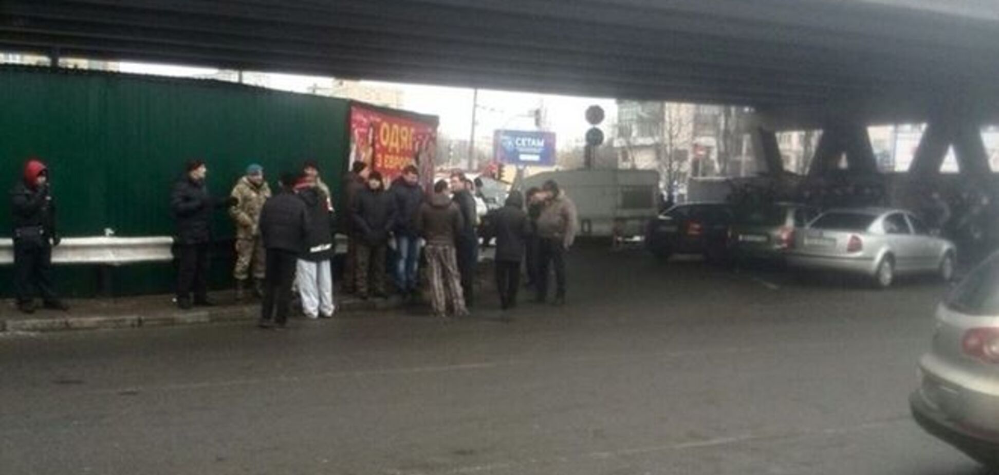 В Киеве полсотни молодчиков блокировали демонтаж одного МАФа: опубликованы фото