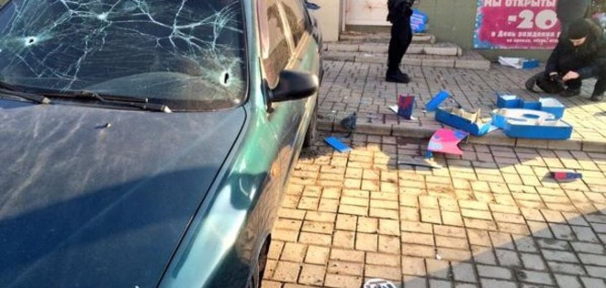 Три жителя погибли и 12 ранены из-за обстрела в центре Донецка: опубликовано фото и видео