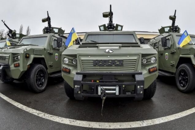 Порошенко вручил пограничникам современную броню для АТО: фото спецтехники