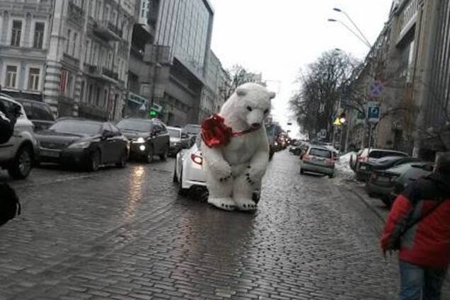 В центре Киева везли огромного плюшевого медведя: фотофакт