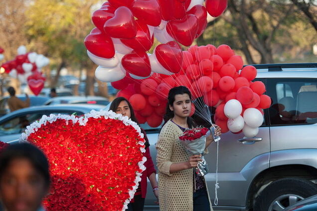 Танцы до упаду, розы и поцелуи – как мир отмечал День Св. Валентина: яркие фото и видео
