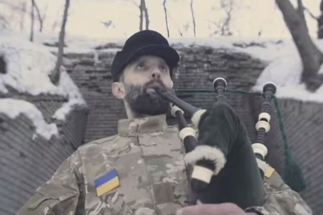 Музыка воинов: песня украинских повстанцев 'Лента за лентою' исполнена на волынке