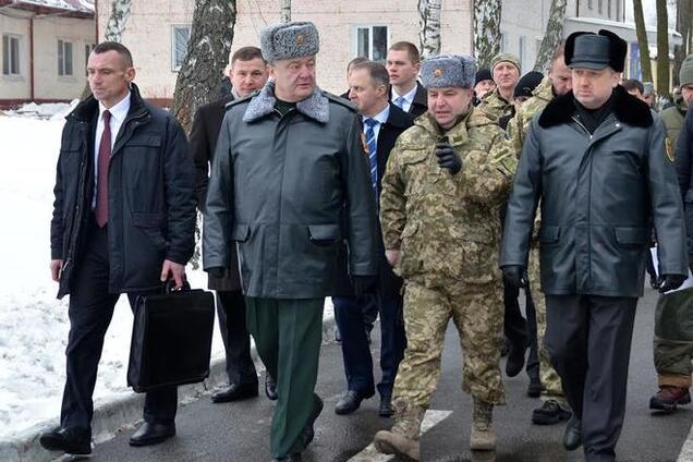 Порошенко приказал усилить контроль за деятельностью армии и других воинских формирований