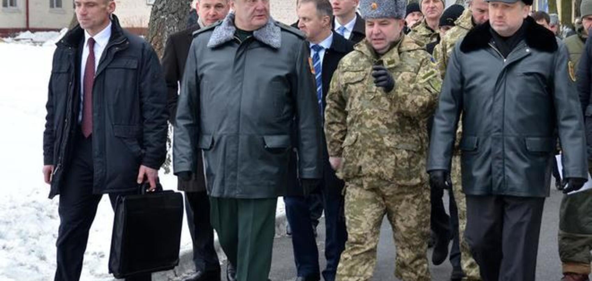 Порошенко приказал усилить контроль за деятельностью армии и других воинских формирований