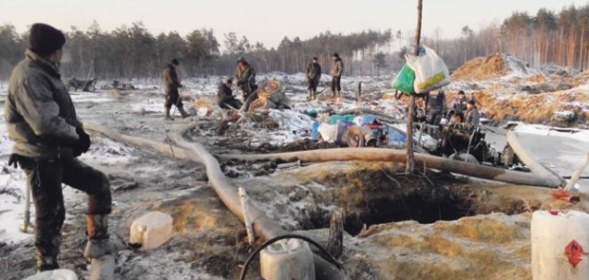 'Янтарная война' в Житомирской области: бандиты открыто вывозят тонны янтаря и устанавливают на дорогах блокпосты